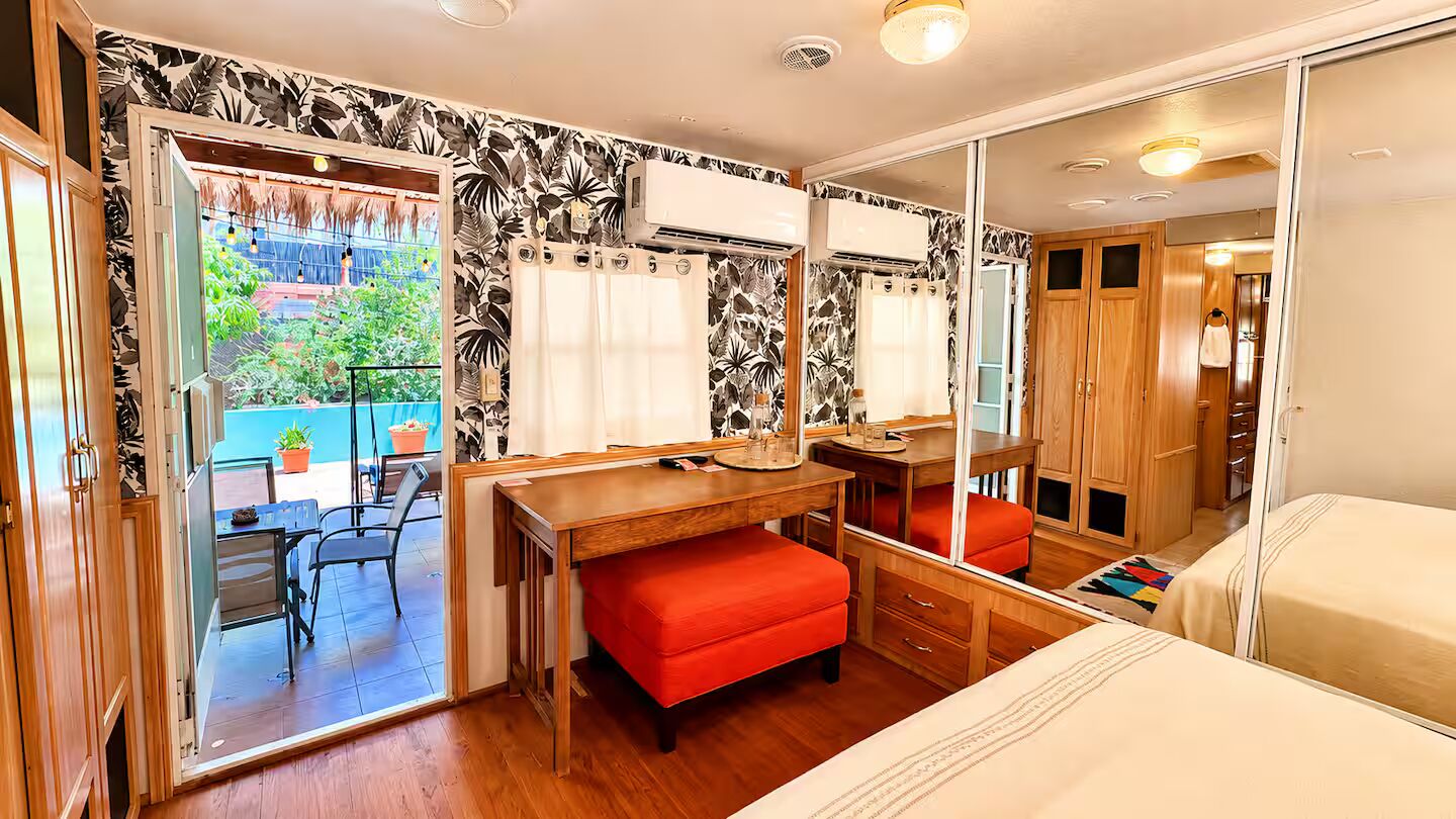 Queen bed with desk Casa del Pueblo Loreto